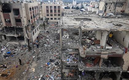 Palestinos inspeccionan la destrucción causada por los ataques israelíes en Wadi Gaza, en el centro de la Franja de Gaza, el 28 de noviembre de 2023.
