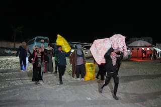 Palestinos intentan cruzar la frontera entre Gaza y Egipto pese a los retrasos