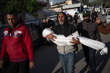 Palestinos lloran a parientes muertos en el bombardeo israelí sobre la Franja de Gaza en el hospital de Jan Yunis, el martes 21 de noviembre de 2023. (AP Foto/Fatima Shbair)