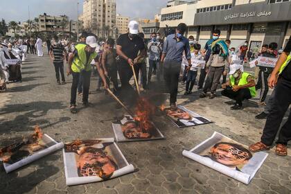 Palestinos miembros de Hamas participan hoy en una protesta contra las publicaciones de una caricatura del profeta Mahoma en Francia y los comentarios de Macro en Khan Yunis, en el sur de la Franja de Gaza.