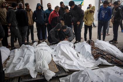 Palestinos muertos durante el conflicto entre Israel y Hamas, en el hospital de Rafah, en el sur de la Franja de Gaza, el 21 de diciembre de 2023. (Foto AP/Fatima Shbair)