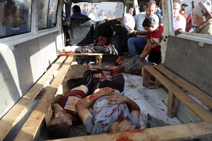 Palestinos muertos y heridos en los bombardeos israelíes son llevados al hospital Al Aqsa en Deir al Balah, en el centro de la Franja de Gaza, el domingo 2 de junio de 2024.