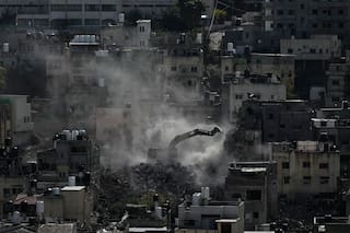 Palestinos observan a excavadoras israelíes derribar sus casas en Cisjordania