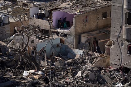 Israel cierra un paso humanitario clave tras un ataque de Hamas y amenaza con la operación en Rafah