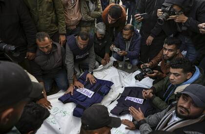 Palestinos periodistas se reúnen alrededor de los cuerpos de cinco periodistas asesinados por el ejército de Israel en la Franja de Gaza