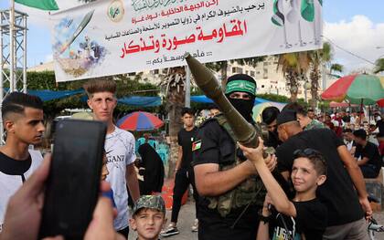 Palestinos posan durante una exhibición de armas de Hamas en la Ciudad de Gaza el 30 de junio de 2023.