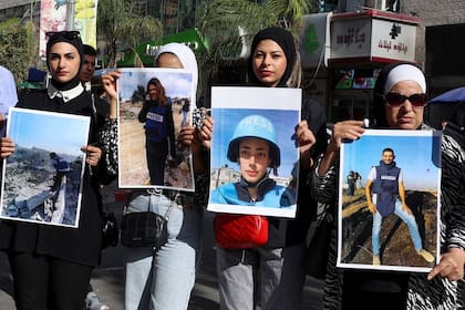 Palestinos protestan en la ciudad cisjordana de Napulsa en nombre de los periodistas que cubren la guerra en Gaza  