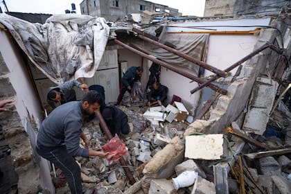 Palestinos revisan el daño a una casa tras un ataque aéreo israelí en Rafah, en el sur de la Franja de Gaza, el martes 19 de marzo de 2024. (AP Foto/Fatima Shbair)