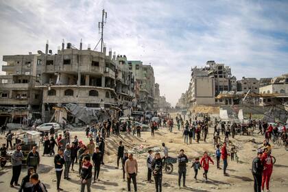 Palestinos se reúnen en una calle mientras se lanza ayuda humanitaria desde el aire en la ciudad de Gaza el 1 de marzo de 2024