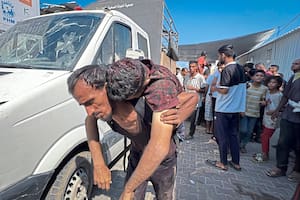 Palestinos trasladan a los heridos al hospital Al-Awda en el campamento de Nusairat después de que soldados israelíes abrieran fuego contra los palestinos que intentaban llegar a los puntos de distribución de ayuda estadounidense