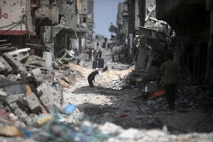 Palestinos visitan sus viviendas destruidas luego de la salida de las tropas israelíes de Khan Yunis, en la Franja de Gaza. (AP Foto/Mohammed Dahman)