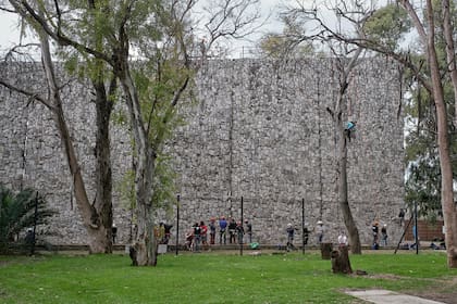 El muro es de piedra natural proveniente de San Luis; tiene una altura de entre 12 y 15 metros y un largo de 40 metros