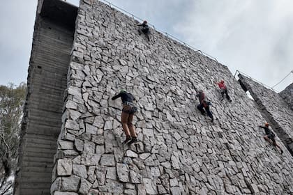 El muro se encuentra en una parte de las tierras que pertenecían al Tiro Federal; en su lugar está proyectada la prolongación de la calle Campos Salles