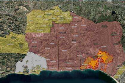 Palisades Fire avanzó sobre más de 1182 hectáreas, lo que forzó evacuaciones en varias comunidades del condado de Los Ángeles