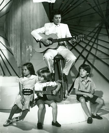 Palito Ortega cantando con sus hijos mayores en Canal 13
