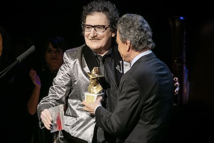 Palito Ortega entrega el Gardel de Oro a Charly García