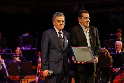 Palito Ortega sobre el escenario, en el momento de la entrega de la placa que lo señala como Personalidad Emérita de la Cultura