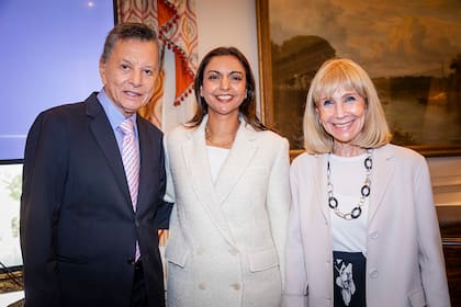 Palito Ortega y Evangelina Salazar junto a la anfitriona, la encargada de Negocios de Gran Bretaña, Bhavna Sharma