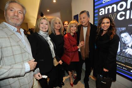 Palito Ortega y Evangelina Salazar, junto a su hija Julieta, Picchio y Marisa Carreras
