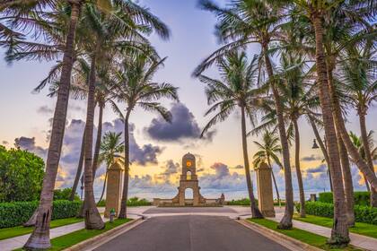 Palm Beach, Florida, EUA, torre de relojería en Worth Ave