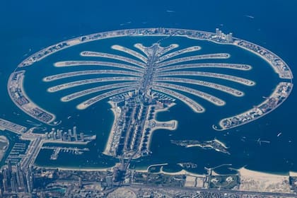 Palm Jumeirah es una de las islas artificiales más emblemáticas de Dubái, con forma de palmera y desarrollada con residencias, hoteles y centros de entretenimiento