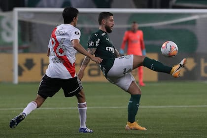 Ze Rafael domina la pelota; Ignacio Fernández mira; River precisa ganarle por tres goles de diferencia a Palmeiras para llegar a la final de la Libertadores.