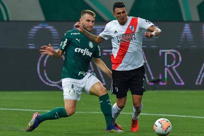 La última polémica de la noche: Suárez se tira y el árbitro cobrará penal; luego, el VAR rectificará la decisión.