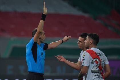 Ostojich señala la posición adelantada de Borré, a instancias del VAR, en Palmeiras vs River.