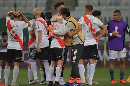 Los abrazos de los jugadores de River, tras la eliminación.