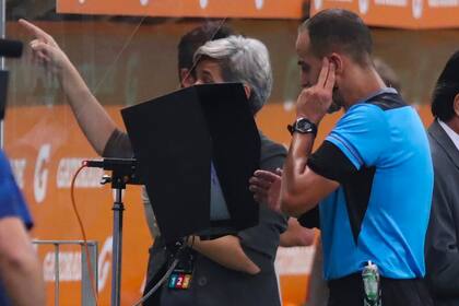 El árbitro Esteban Ostojich, de Uruguay, revisa una de las tantas jugadas polémicas del encuentro entre Palmeiras y River.