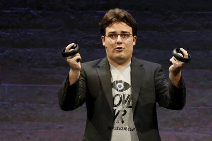 Palmer Luckey en 2015, durante la presentación de los mandos para Oculus Rift