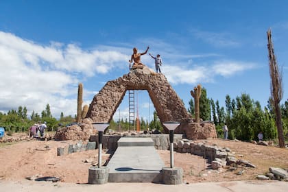 Palo Blanco, Catamarca. En 2011, la localidad situada al norte de Fiambalá inauguró el Monumento a la Mujer Hilandera, en homenaje a ese saber ancestral que llevan adelante las mujeres de la zona. La obra está en la parte más alta de un arco, en una rotonda con cardones sobre la RP 34.