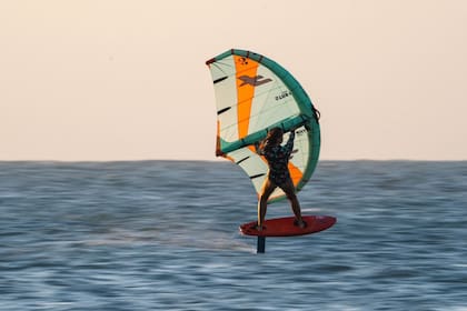 Paloma Gutiérrez, instructora argentina, en la playa de Jericoacoara, Brasil