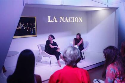 Paloma Herrera en el stand de La Nación