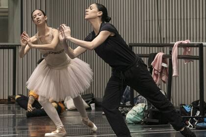 Paloma Herrera junto a la bailarina, Macarena Giménez