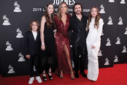 Paloma (segunda
desde la izquierda), con su
hermano Dante; su mamá,
Karen Martínez; su papá, Juanes,
y su hermana mayor, Luna, en la
entrega de los Grammy Latinos,
en 2019
