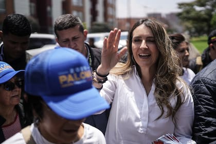Paloma Valencia saluda a sus partidarios durante un mitin de campaña en Bogotá, Colombia, el 1 de marzo de 2026