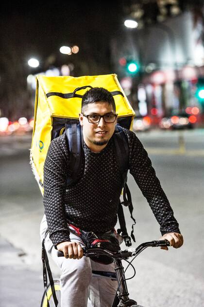 Palomino Mayron Asmat se fue de una zona peruana aún dominada por Sendero Luminoso. Además de repartir para Glovo, es parrillero. Sueña con estudiar medicina.