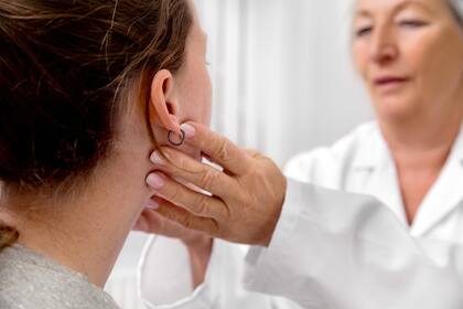 Palpar si los ganglios están inflamados es parte del diagnóstico