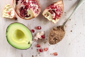 Palta, cacao y granadas, algunos de los ingredientes de una exquisita mousse para sumar a la hora del postre.