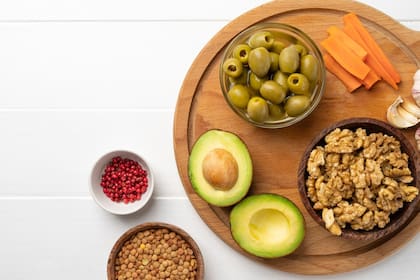 Palta, frutas secas y aceitunas son algunos ejemplos de las grasas saludables que se recomiendan consumir