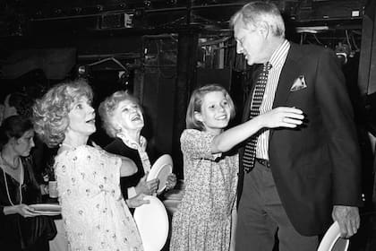 Paltrow con su mamá, Blythe Danner, y George Gizzard. La actriz creció rodeada de estrellas