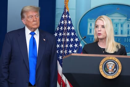 Pam Bondi junto a Donald Trump en la sala de reuniones de la Casa Blanca en Washington