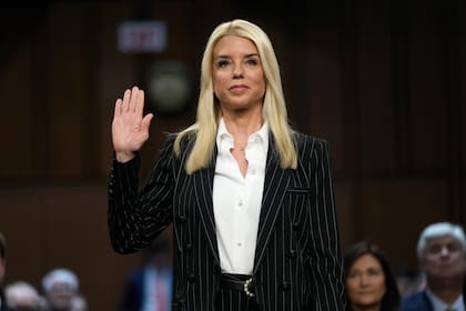 Pam Bondi, la elección del presidente electo Donald Trump para secretaria de Justicia, presta juramento ante la Comisión de Asuntos Jurídicos del Senado