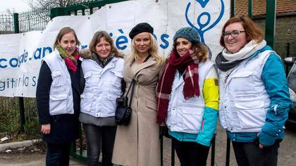 Pamela Anderson en el campo de refugiados sirios en Francia