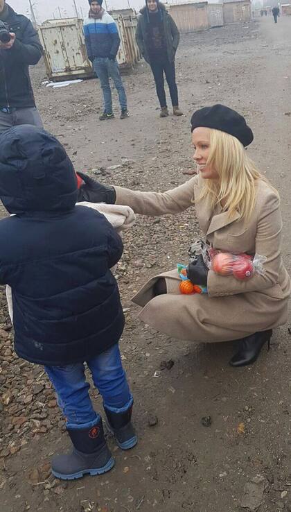 Pamela Anderson en el campo de refugiados sirios en Francia