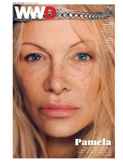 Pamela Anderson en la portada de la famosa revista WWD