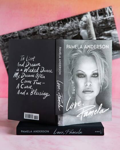Pamela Anderson es autora de varios libros, incluyendo una autobiografía