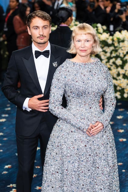 Pamela Anderson posa
con su hijo Brandon Thomas
Lee. La actriz, que se despidió
de su icónica larga melena para
estrenar un corte micro bob,
deslumbró con un imponente
vestido de diamantes reciclados.