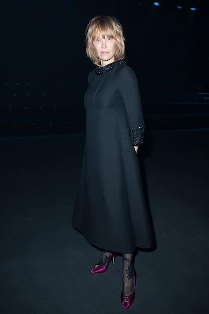 Pamela Anderson sorprendió en la Semana de la Moda de París con su nuevo look: dejó atrás su rubio más platinado por un tono cobrizo y un corte mullet, que llevó de distintas formas en los diferentes desfiles a los que asistió: con ondas voluminosas, efecto wet hacia atrás y al natural, como se la ve en la foto para el show de Valentino